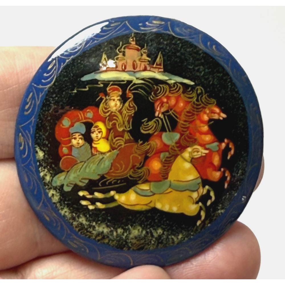 Russian Lacquer Brooch Pin Hand Painted Troika Horse Carriage Blue Signed Vtg - Picture 2 of 4